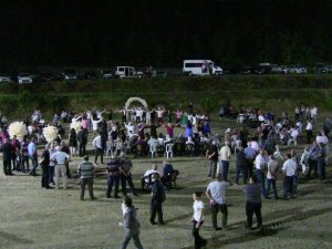 Artvin’de Boğa Güreşi Arenasında Kır Düğünü