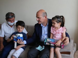 Bakan Soylu’dan Şehit İkizlerin Ailesine Ziyaret