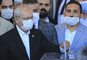 Kemal Kılıçdaroğlu yeniden CHP'nin genel başkanı seçildi