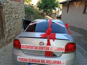 Düğün Arabasına Öyle Bir Mesaj Yazdı Ki Görenler Şaşkınlık Yaşadı