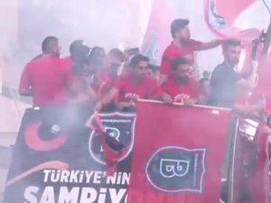 Şampiyon Başakşehir, Üstü Açık Otobüsle Stada Geldi