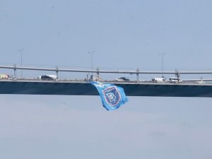 Şampiyon Başakşehir Bayrakları Köprülerde