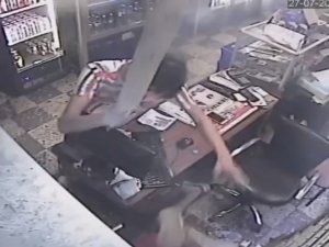 Sigara Alma Bahanesiyle Girdi, Çivili Kalasla Saldırdı