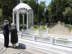 Cumhurbaşkanı Erdoğan Anne Ve Babasının Kabrini Ziyaret Etti