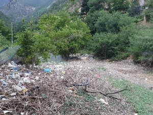 Barajın Suları Çekildi Mahalle Çöplerle Başbaşa Kaldı