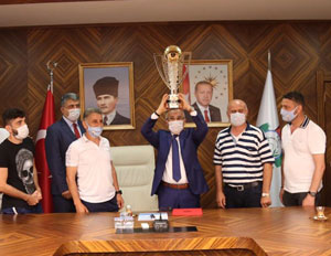 Vali Çeber, Pazarspor'un Şampiyonluk Kupasını Kaldırdı