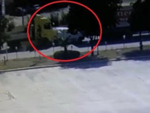 Hafif Ticari Araç İki Tırın Arasında Preslendi: 1 Ölü, 1 Yaralı