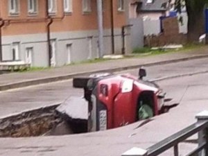 Rusya’da Otomobil Asfaltın Çökmesiyle Çukura Düştü