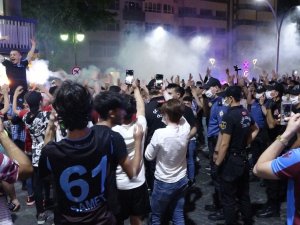 Trabzonspor Taraftarı 10 Yıl Sonra Gelen Kupayı Kutladı