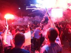 Trabzonspor Taraftarı 10 Yıl Sonra Gelen Kupayı Kutladı