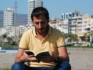 "Terlikli İzban Kekosu" Diye Küçümsenmişti, 5 Yıl Sonra Yazar Oldu