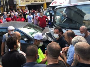 Gaz Pedalı Takılan Otomobil Önce Yayaya Sonra Kamyona Çarptı: 2 Yaralı