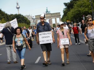 Berlin’de Covid-19 Kısıtlamaları Protesto Edildi