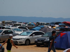 Tatilciler Akın Etti, Saros Sahilleri Çadır Kente Döndü