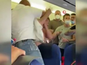 Maske Takmayı Reddedince Yolculardan Yumruklu Tepki Geldi