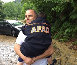 Sürmene'de yağış nedeniyle yolda mahsur kalan 21 kişi kurtarıldı