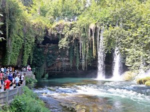 Dünyaca Ünlü Şelale, Bayramda Ziyaretçi Akınına Uğradı