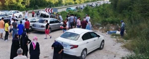 Sinop'ta otomobil park halindeki iki araca çarptı: 10 yaralı