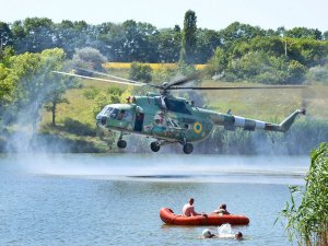 Ukrayna’da Askeri Helikopter Tatilcilerin Arasında Tatbikat Yaptı