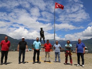 Artvin’de İpi Kopan Dev Türk Bayrağını Dağcılar Göndere Çekti