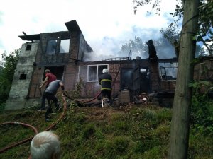 Artvin’de İki Ailenin Kaldığı Ev Küle Göndü