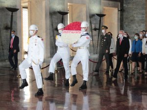 Kılıçdaroğlu, Yeniden Genel Başkan Seçilmesinin Ardından Anıtkabir’i Ziyaret Etti