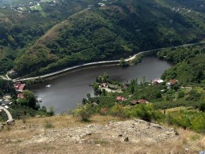 Bu Göl Siyah Görüntüsü İle Dikkat Çekiyor