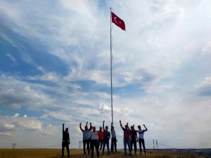 Köylüler, Yunanistan’ın Burnunun Dibine Dev Türk Bayrağı Dikti