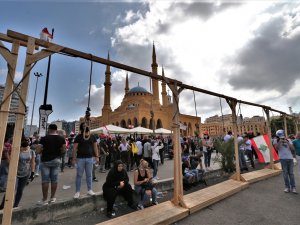 Lübnanlılar, Protestolarda Politikacılar İçin Temsili Darağacı Kurdu