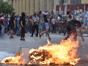 Lübnan’da Hükümetin İstifası Sonrası Protestolar Yeniden Başladı