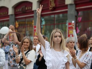 Belarus’ta Devam Eden Protestolarda Kadınlar Sokaklara İndi