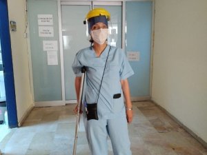 Fedakar Doktor Kırık Ayağına Rağmen Rapor Almadan Çalışıyor