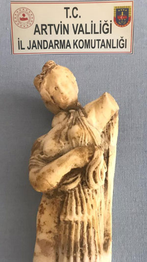 Artvin’de Roma Dönemine Ait Kadın Heykeli Ele Geçirildi