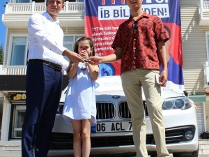 Yks’de Birinci Olan Öğrencisine 450 Bin Liralık Lüks Aracını Hediye Etti