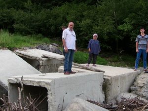 Taşan Dere Mahallenin Tek Ulaşımı Olan Köprüyü Yıktı
