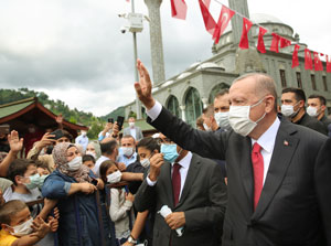 Cumhurbaşkanı Erdoğan Güneysu'da Vatandaşları Selamladı