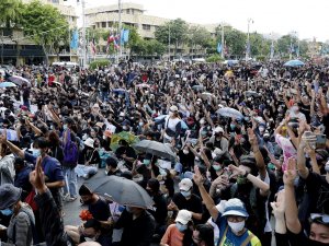 Tayland’da Hükümet Ve Monarşi Karşıtları Sokağa İndi