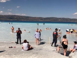 Salda Gölü’nde Çamur Çukuruna Giren Ruslar, Jandarma Tarafından Çıkarıldı
