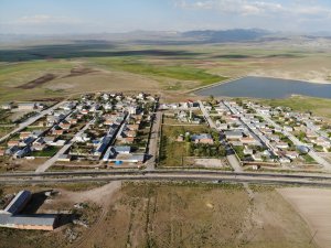 Göl Manzaralı Simetrik Yapılar Kuş Bakışı İle Ayrı Bir Güzellik Oluşturuyor
