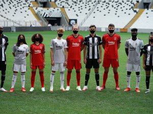 Beşiktaş Yeni Sezon Formalarını Tanıttı
