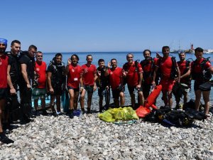 Kemer’de Denizden Poşetler Dolusu Çöp Toplandı
