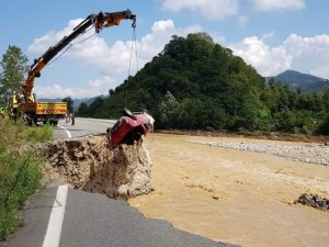 Giresun’da Yağlıdere-Espiye Karayolunda Dere İçerisinde Görünen Araç Paniğe Neden Oldu