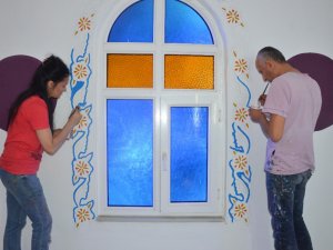 Nakkaş Karı-koca Camileri Nakşediyor