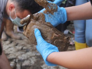 Paralarını Çamur İçerisinde Buldu, Suyla Yıkadı