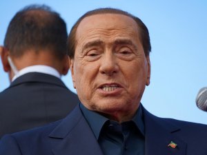 Eski İtalya Başbakanı Berlusconi Covid-19’a Yakalandı