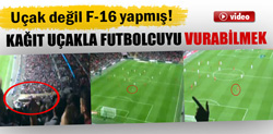 Kağıt uçakla tribünden futbolcuyu vurdu VİDEO İZLE