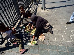 Çöp Karıştırıp Vicdan Sömürüyorlar
