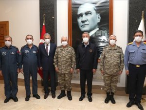 Milli Savunma Bakanı Akar, Eskişehir Valisi Ayyıldız’ı Ziyaret Etti