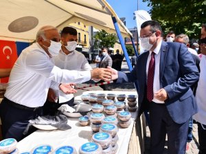 Başkan Zorluoğlu Aşure Dağıttı