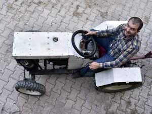 "Babası Yorulmasın" Diye Sosyal Medyadaki Videoları İzleyerek Traktör Yaptı